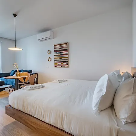 Nomad's Lux - Almada